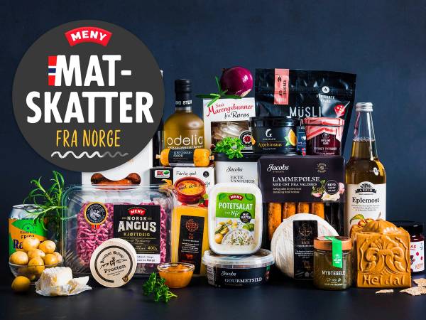 Et utvalg av norske matvarer og delikatesser, inkludert kjøtt, ost, sjokolade og snacks, presentert på et bord.