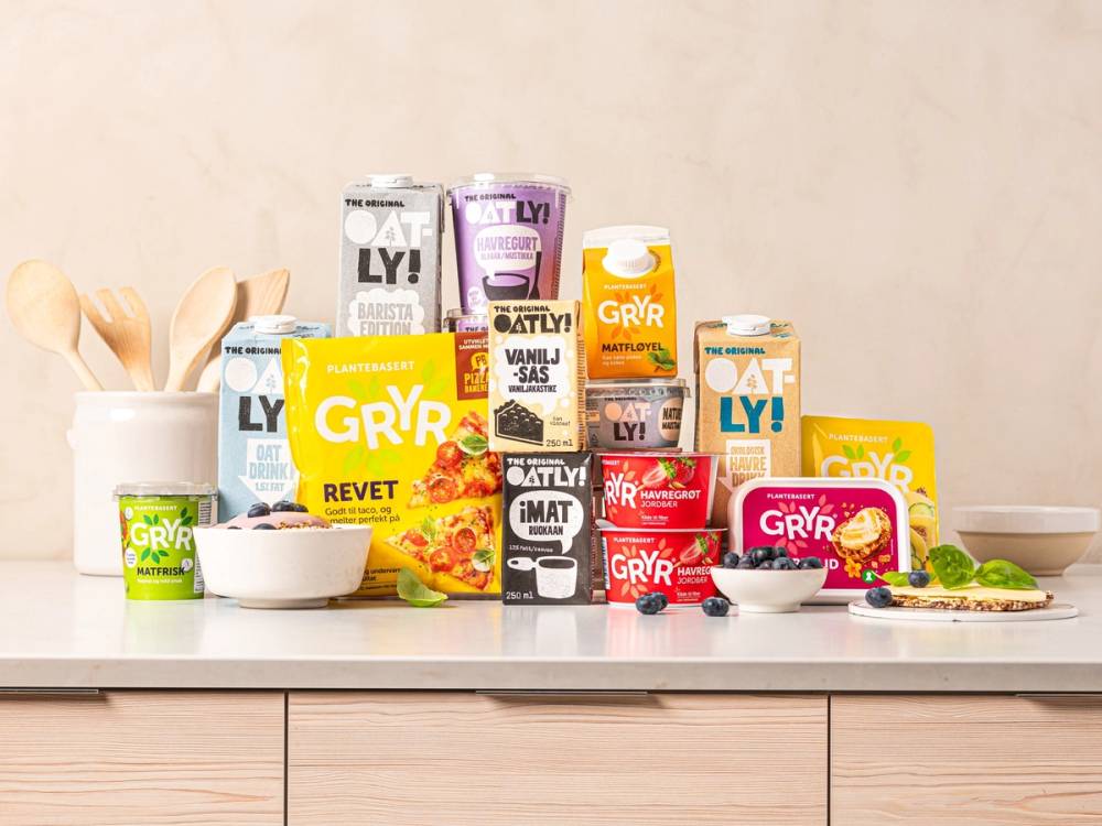 Et utvalg av laktosefrie produkter som melk, yoghurt og andre meieriprodukter på en kjøkkenbenk.