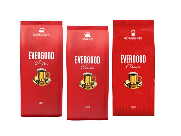 Tre poser med Evergood kaffe i ulike størrelser, alle i rød emballasje med gult kaffekopp-illustrasjon.