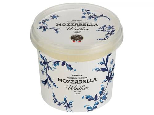 En bøtte med mozzarellaost, dekorert med blå blomsterdesign og teksten 'Mozzarella Winter'.