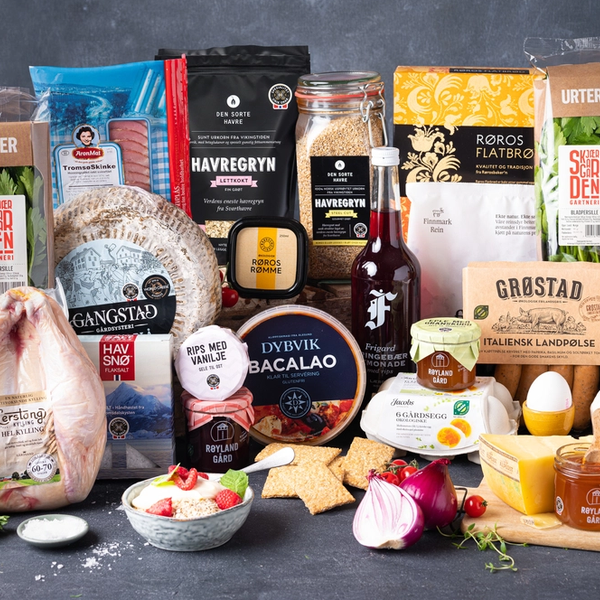 Et utvalg norske matvarer og produkter som ligger på en bordplate med en grå bakgrunn, inkludert kjøtt, egg, oster og krydder.