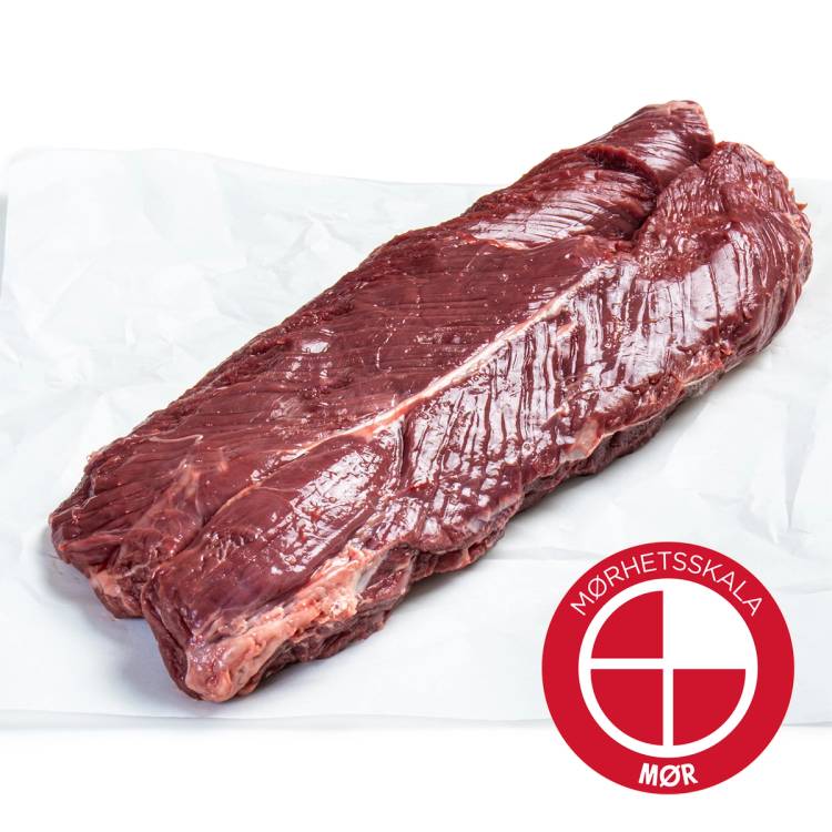 En stor, rå Angus hanger steak ligger på hvitt papir med Norgeshus Mør logo i hjørnet.
