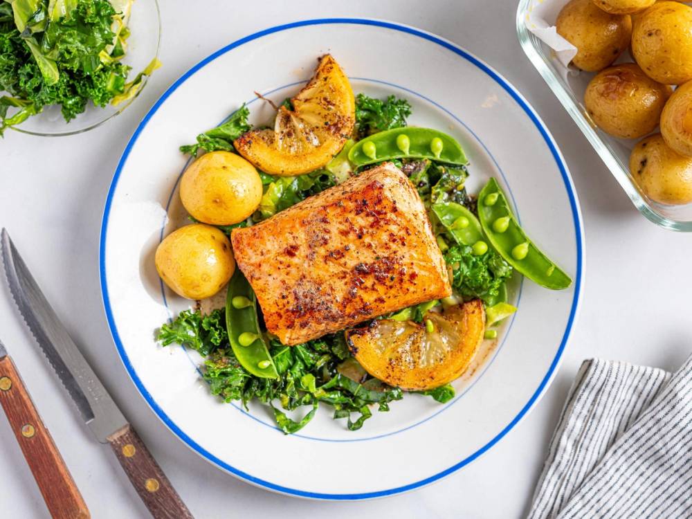 Laksefilet med stekt kål