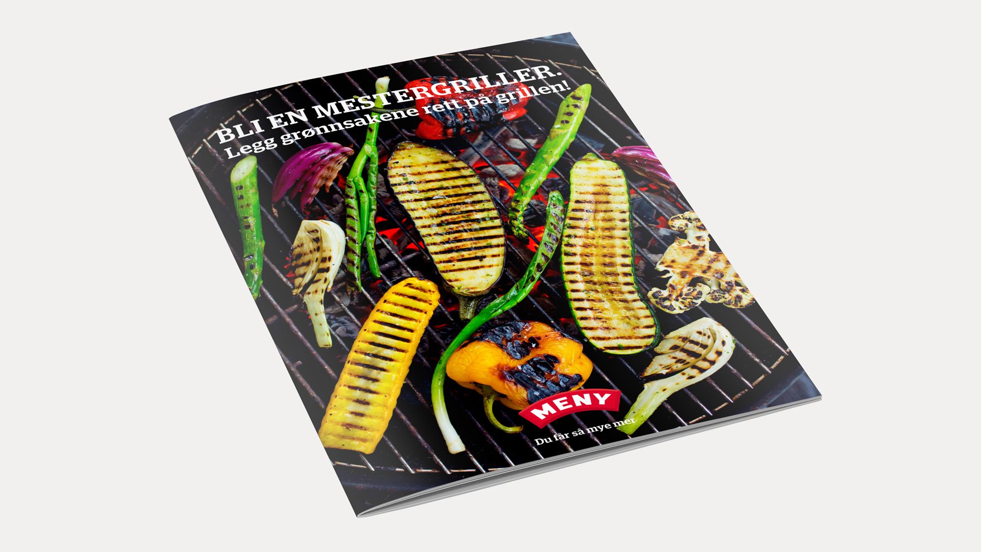 En katalog eller brosjyre med tittelen 'Mockup-Bli-en-mestergriller-2014' som viser bilder av ulike grillverktøy og tilbehør.