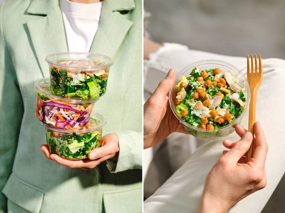 Person holder en skål med salat i den ene hånden og en annen skål med salat i den andre hånden, begge ser friske ut.