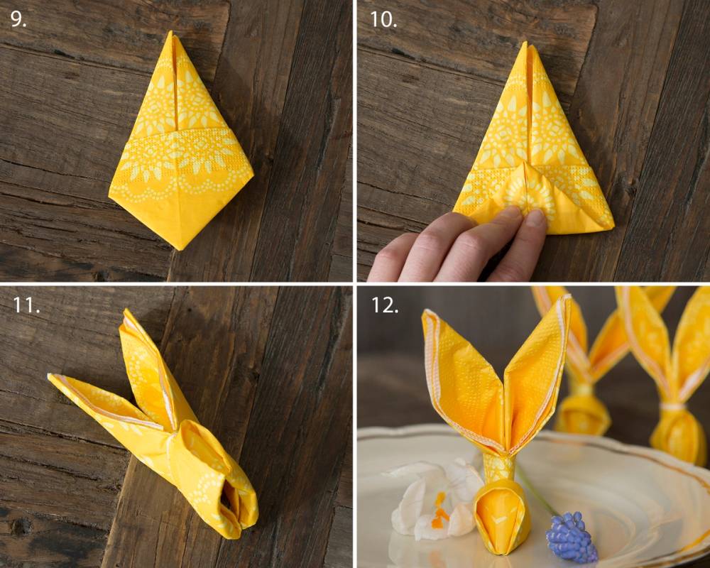 En påskeserviett er brettet til en påskehare i fire trinn, med en hånd som holder den ferdige formen, og flere ferdig brettede påskeharer i bakgrunnen.