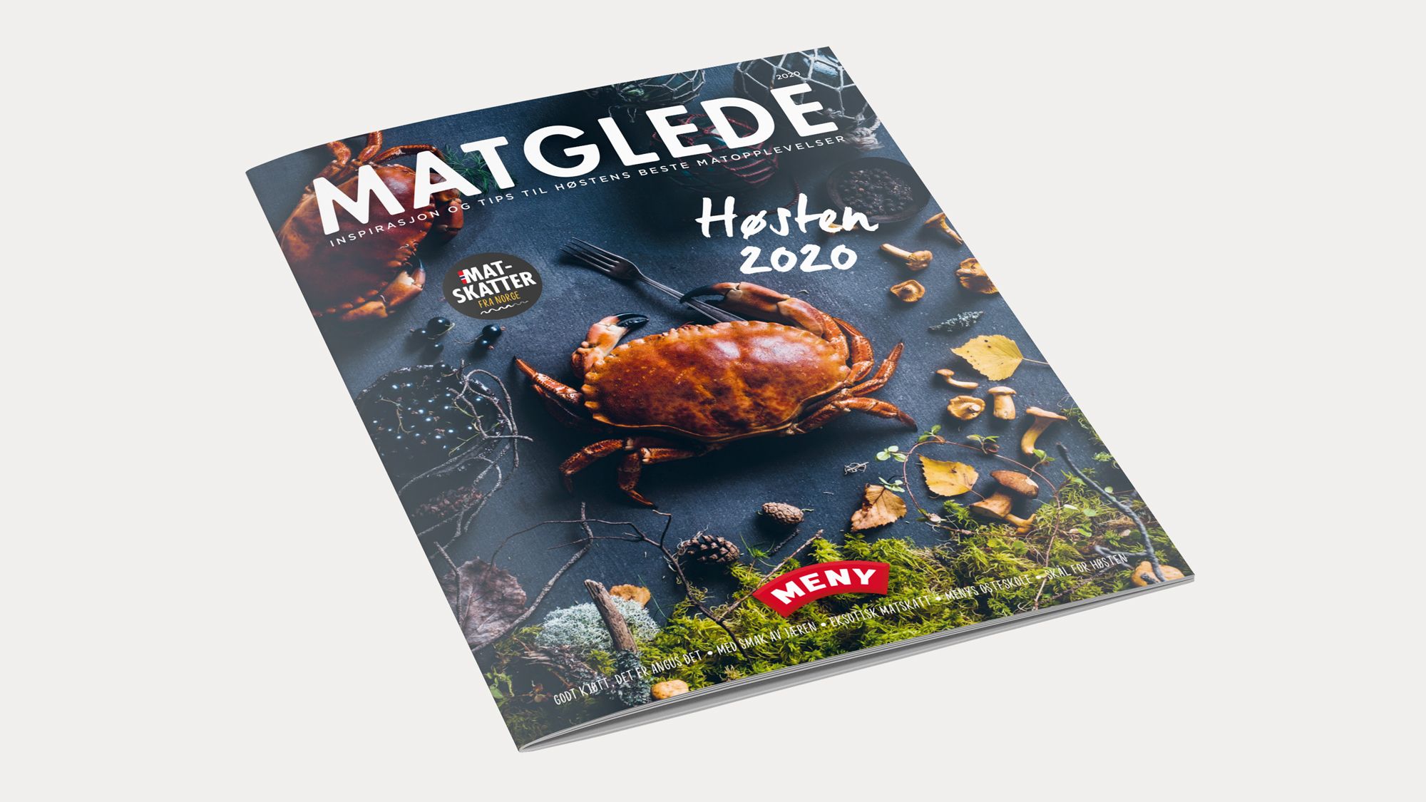 En kokebok med tittelen 'MATGLEDE Høsten 2020' og et bilde av en stekt kylling på forsiden, omgitt av ulike matvarer og urter.
