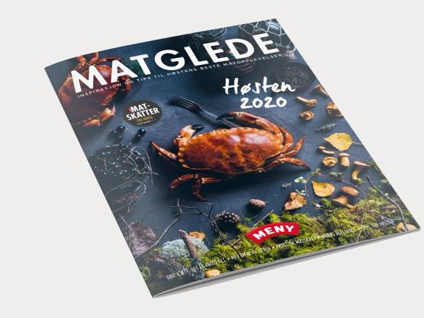 En kokebok med tittelen 'MATGLEDE Høsten 2020' og et bilde av en stekt kylling på forsiden, omgitt av ulike matvarer og urter.