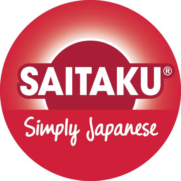 Saitaku-logo med teksten 'Simply Japanese' under, på en rød rund bakgrunn.