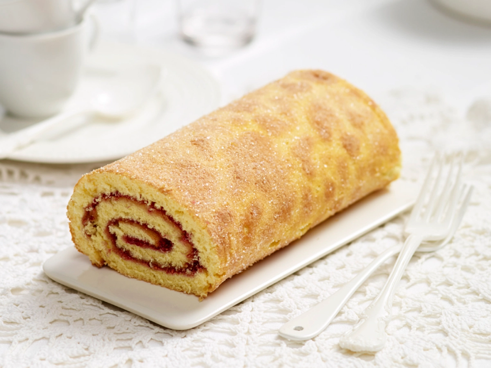 Rullekake med sjokoladekrem som ligger på et hvitt fat, klar til servering.