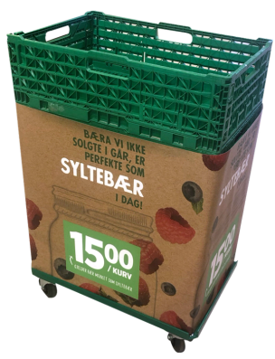 En grønn tralle med hjul som inneholder en eske med syltebær, med tekst og bilder på esken.