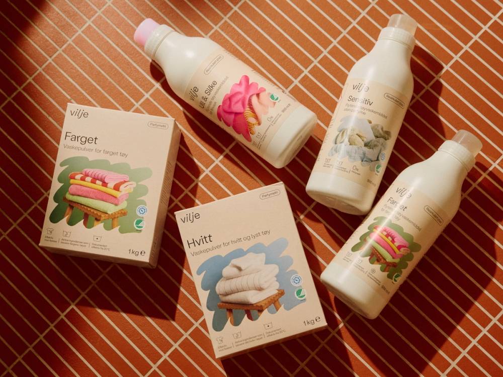 To flasker med hvit væske og to kort med tegneserier på en rutete overflate, der den ene kortet viser en kake og den andre en sky med regndråper.