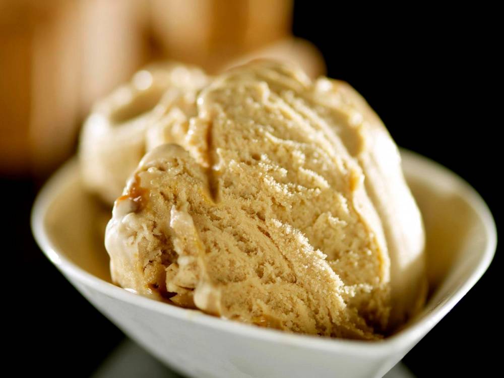 Karamellis med myke, kremete tekstur i en liten hvit bolle