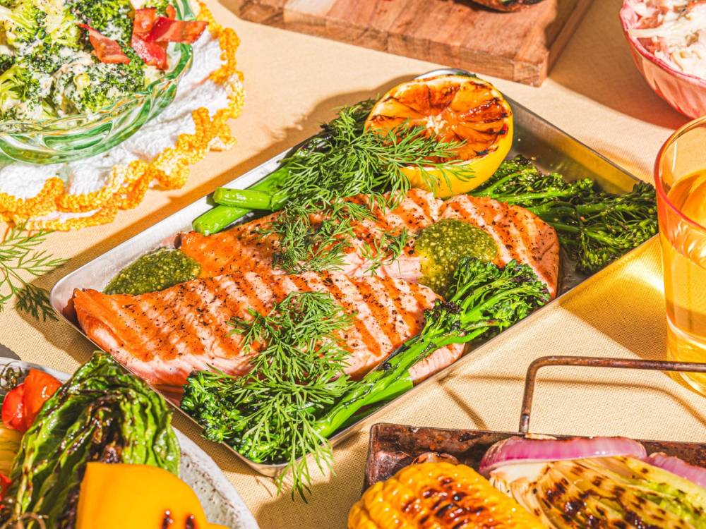 Grillet laks med grønnsaker og dill på et serveringsfat