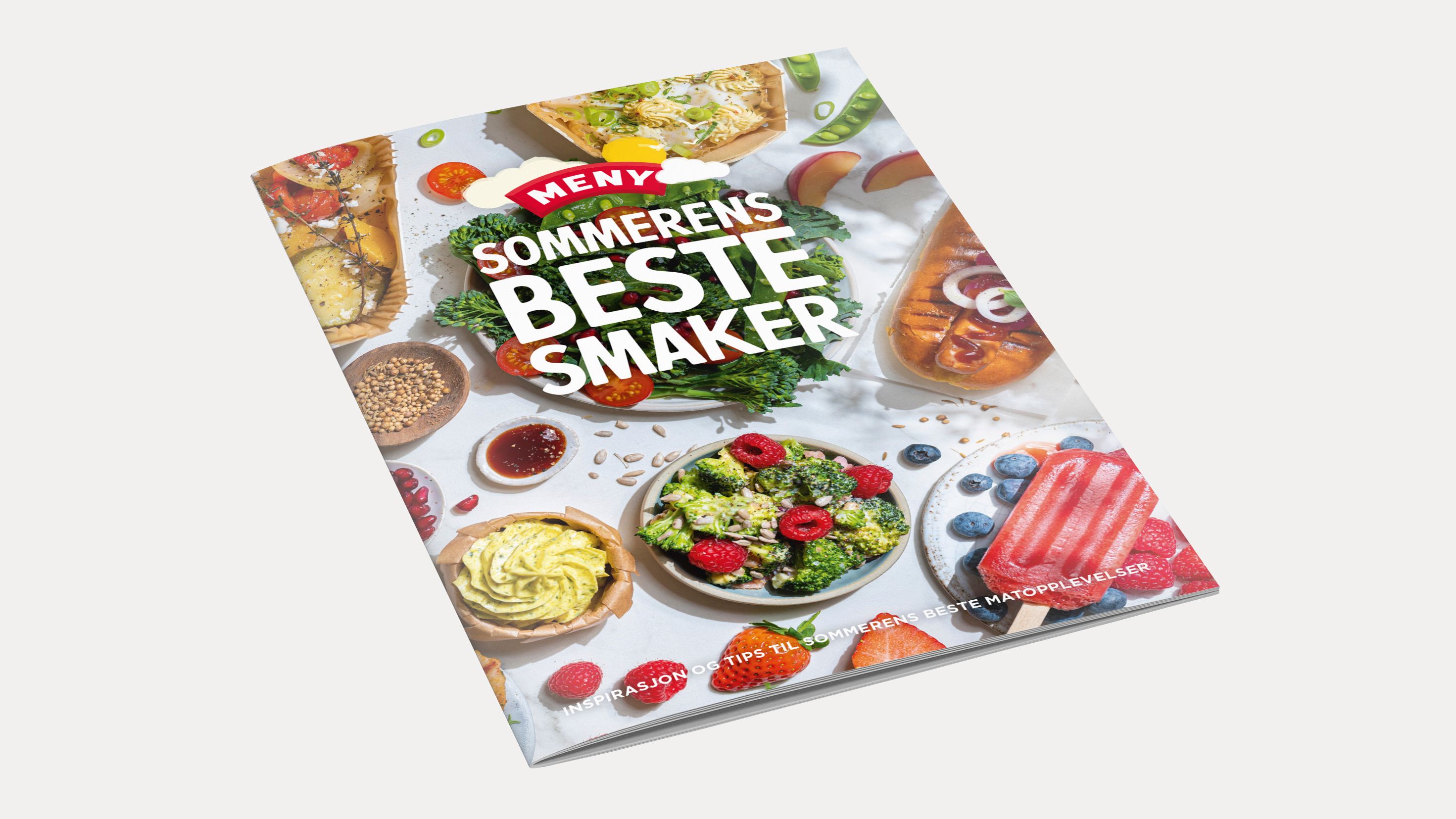 Forside av en matbok med tittelen 'Sommerens beste smaker' og bilder av ulike desserter og kaker.