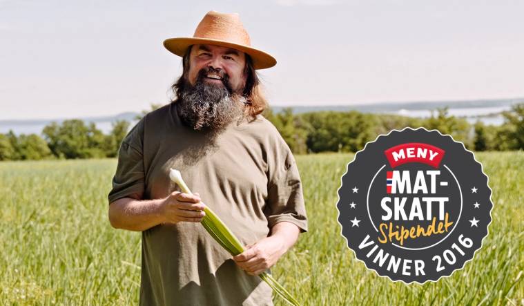 En person med bred hatt holder en grønn plante i hånden, med en logo for Mat- og Skattstipendet 2016 ved siden av.