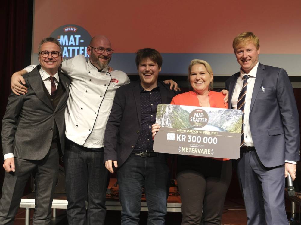 Fem personer står sammen og holder et stort sjekk på 300 000 kroner, trolig vinnere av Matskattstipendet 2021.