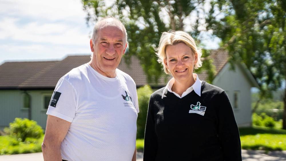 Ingulf Galåen og svigerdatter Anita på tunet på Galåvolden Gård