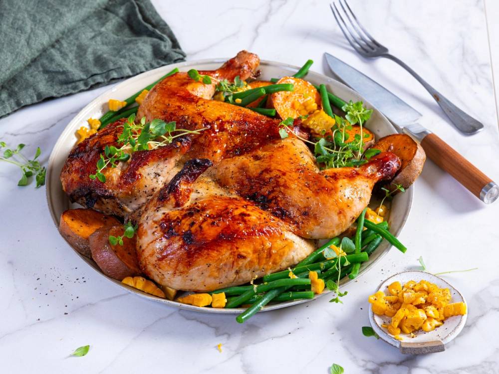 Ovnsstekt kylling med grønne bønner og mais, ser ut til å være en oppskrift fra Flatbird.