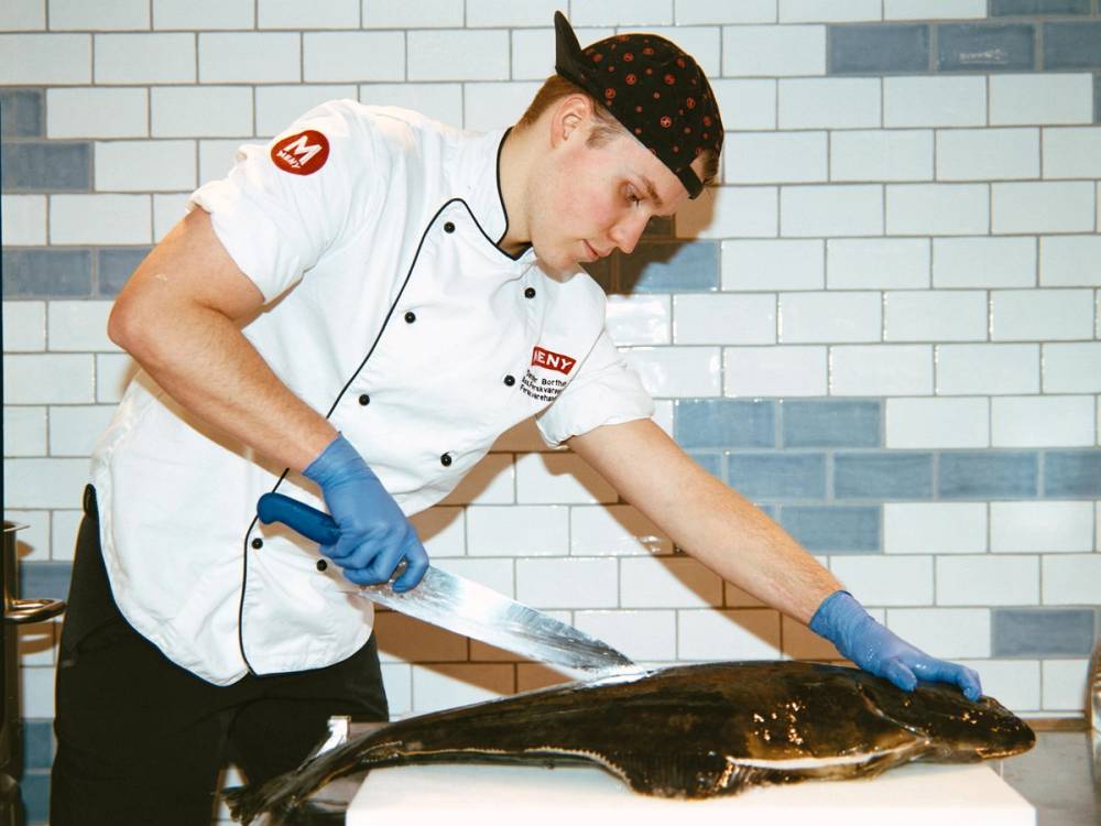 Ferskvaresjef Sander fileterer kveite