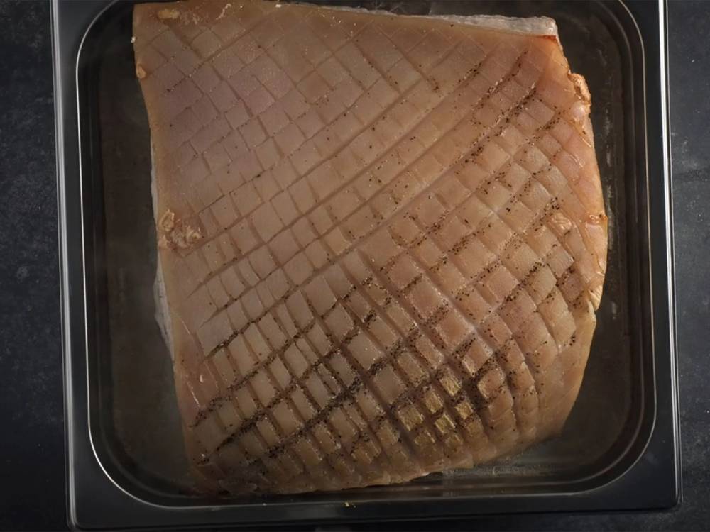 Dampet ribbe med skårne ruter på overflaten, klar til servering.