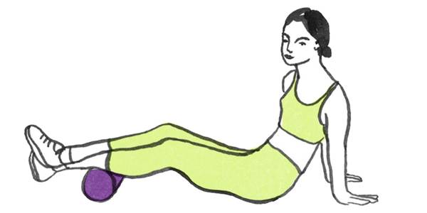 En person utfører en øvelse med en liten ball under beina, mens de støtter seg med armene bak seg på gulvet.