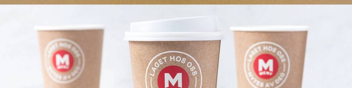 Tre papir- eller pappbeholdere med logo og tekst, brukt til emballasje, på en lys bakgrunn.