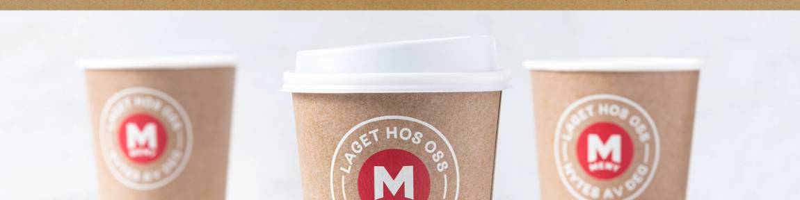 Tre papir- eller pappbeholdere med logo og tekst, brukt til emballasje, på en lys bakgrunn.