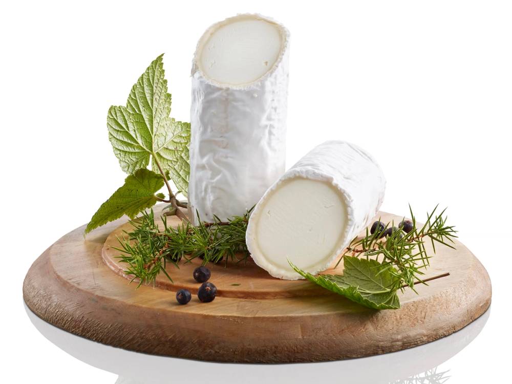 Haukeli chèvre ost på en treplate med urter og blåbær.