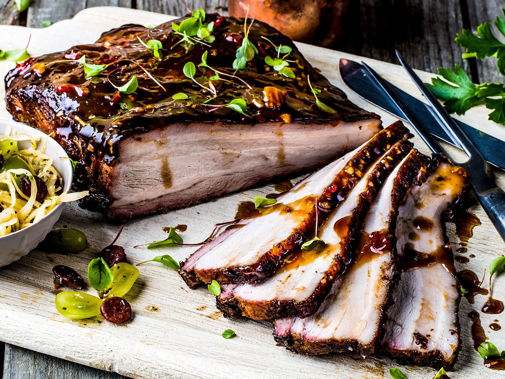 Ribbe med BBQ glaze og kålsalat | Oppskrift | MENY