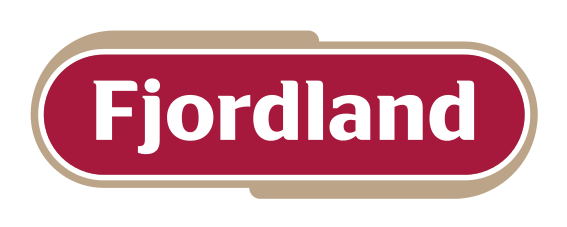 Fjordland-logoen vises med hvitt tekst på en rød bakgrunn med en beige ramme.
