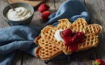 Vafler med rømme og jordbærsyltetøy