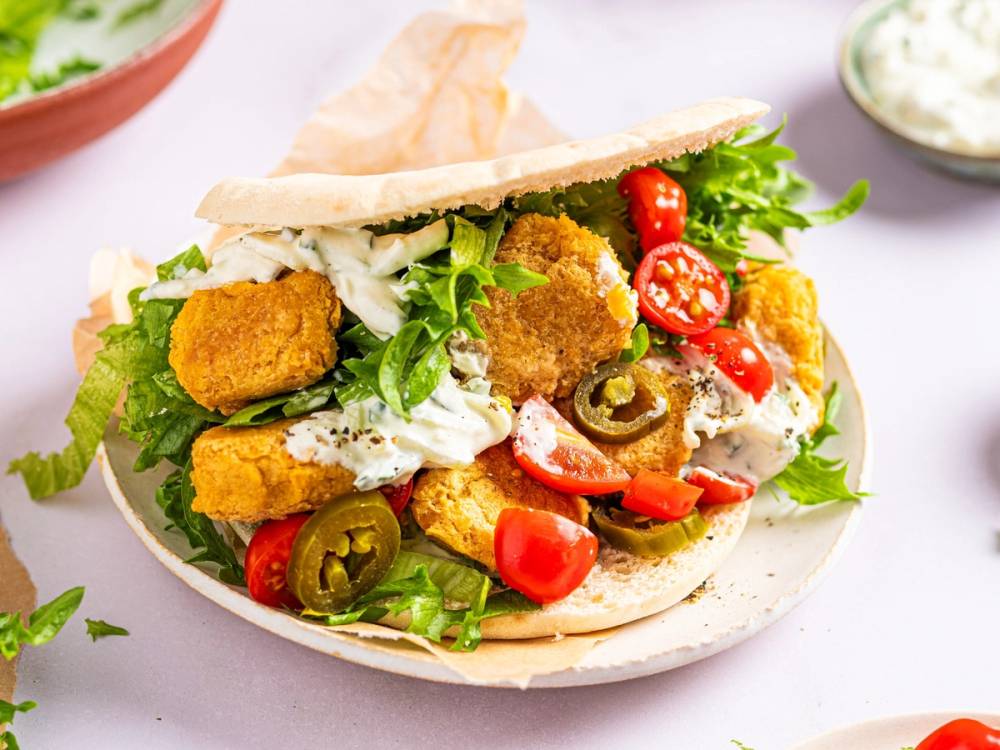Falafel i pita med grønnsaker og saus, ser ut til å være en vegetarisk rett.