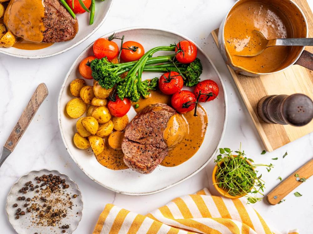 Indrefilet av okse med perlepoteter og bakte tomater