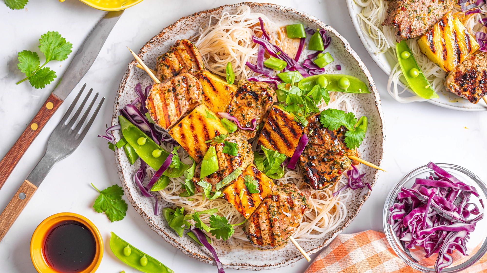 Grillspyd med asiatisk salat