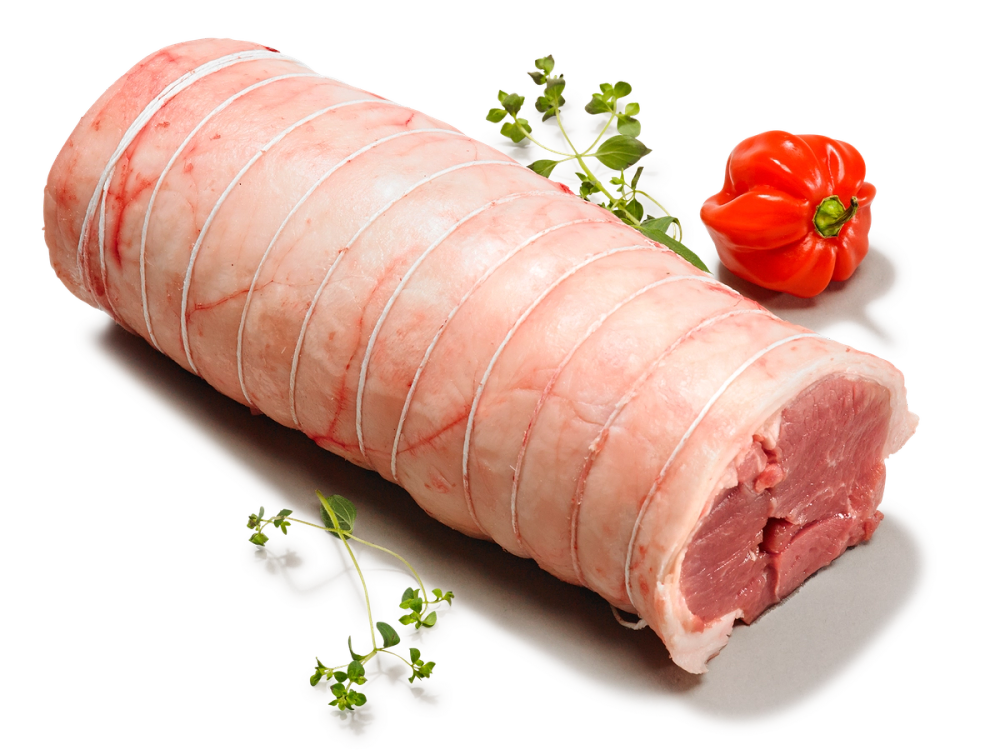 Lammebaron av kjøtt med en liten paprika og noen urter ved siden av på en hvit bakgrunn