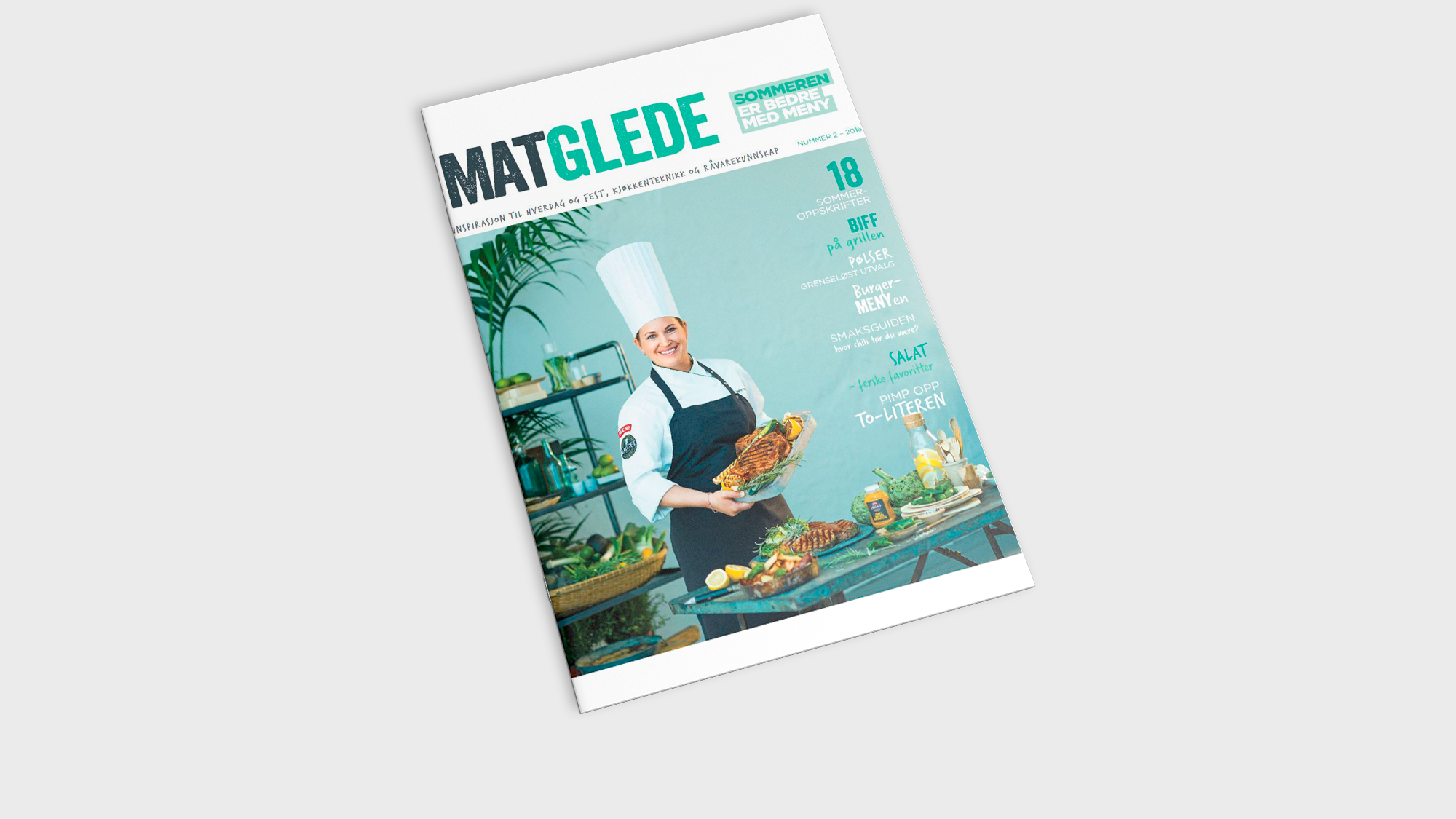 En kokk i hvit kokkehatt og forkle som lager mat på kjøkkenet med grønnsaker og kjøtt på benk foran seg.