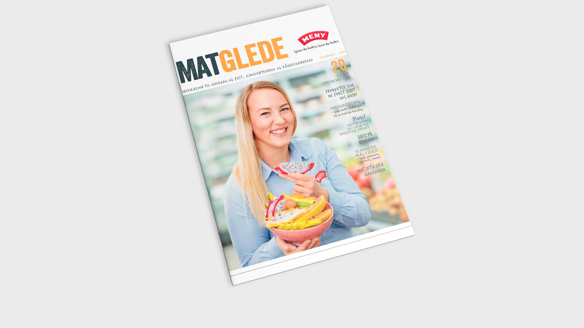 En kvinne med lang blond hår som holder en bolle med mat, mens hun smiler utendørs.