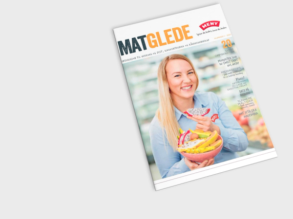 En kvinne med lang blond hår som holder en bolle med mat, mens hun smiler utendørs.