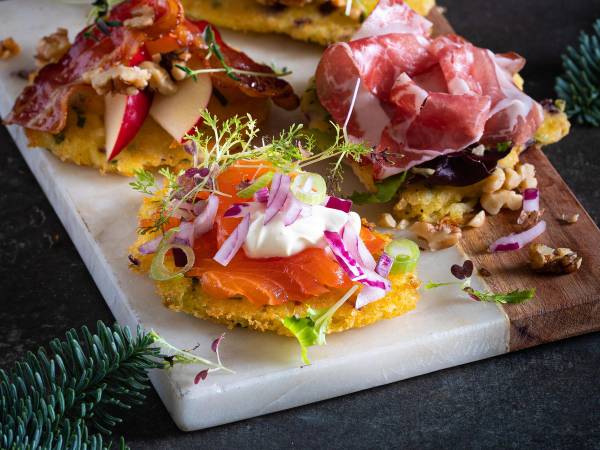 Rester av julemat med pålegg, grønnsaker og tilbehør på et fat, sannsynligvis fra 2020.