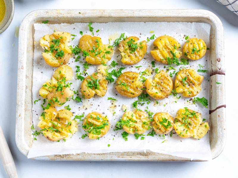 Knuste poteter med gressløk og smør i en ildfast form