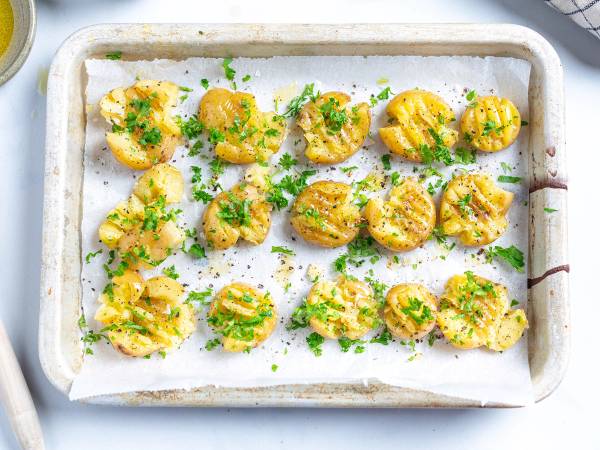 Knuste poteter med gressløk og smør i en ildfast form