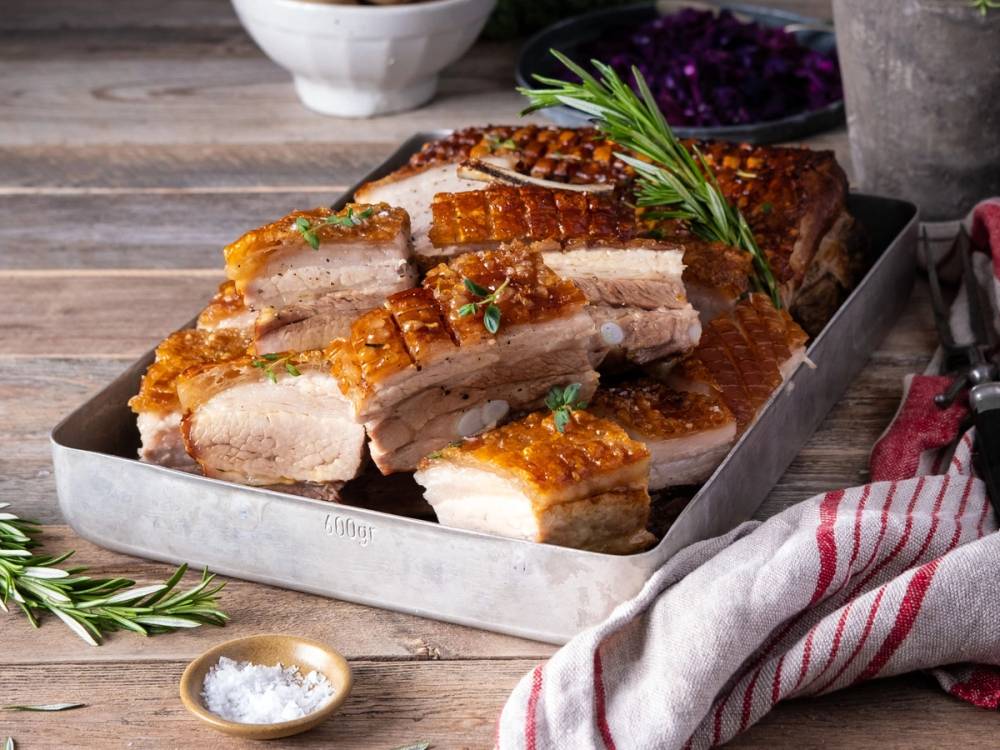 Grillet ribbe med sprø svor og krydderurter på et serveringsfat