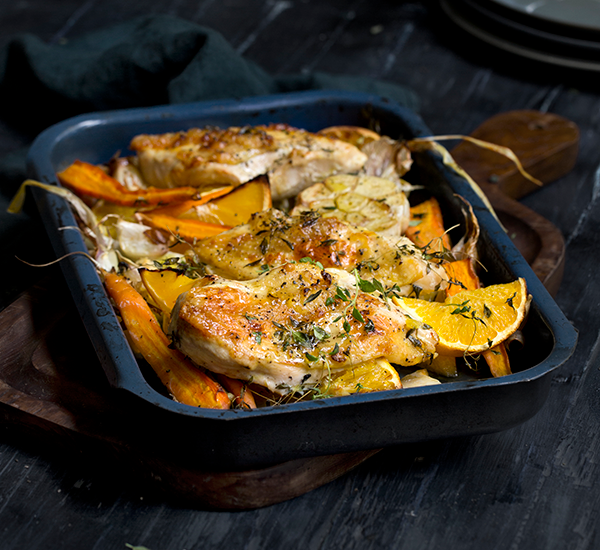 Ovnsbakt kyllingbryst med rotgrønnsaker og appelsinskiver i en ildfast form