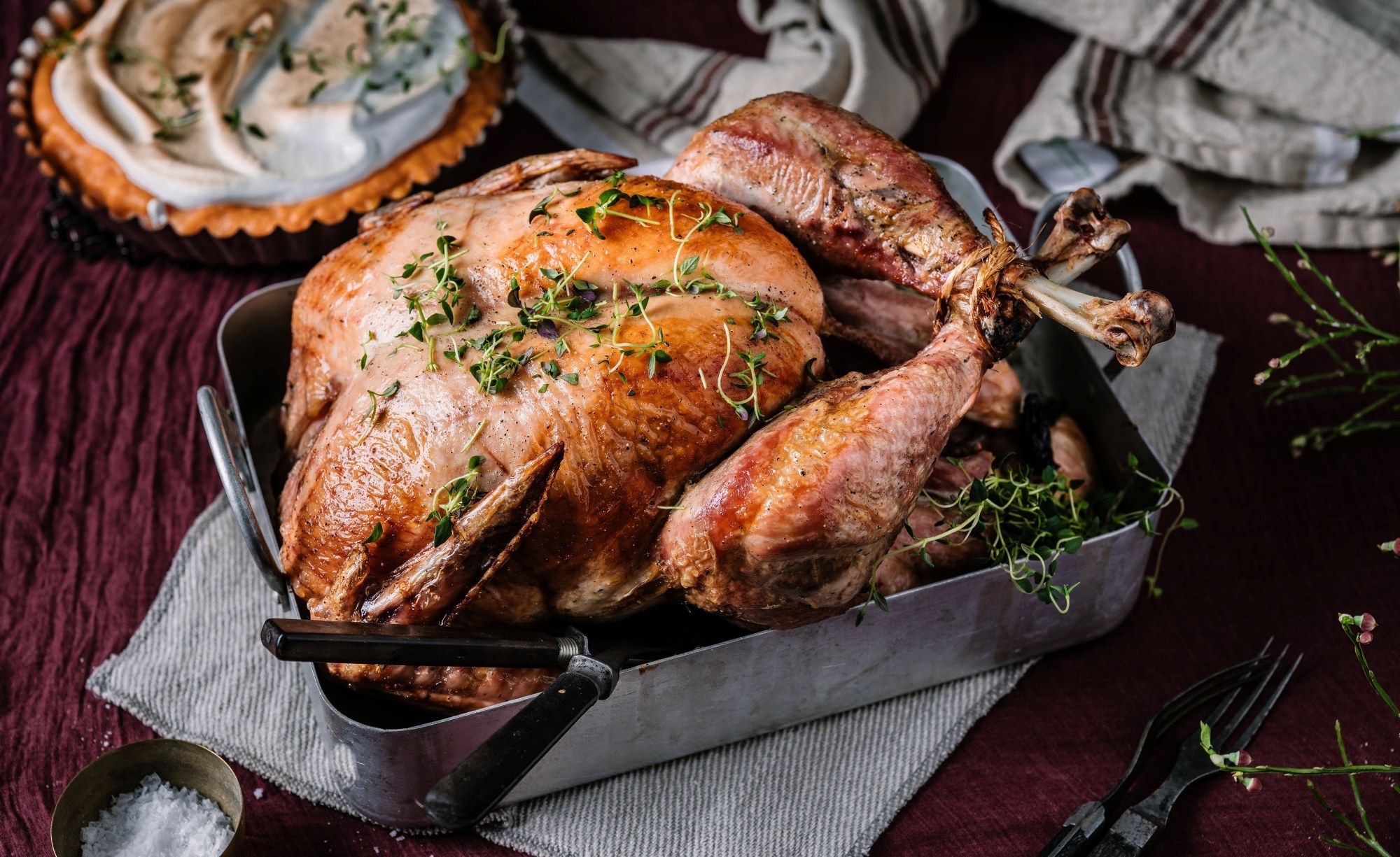 Stekt kalkun med urter på et serveringsfat, klar til Thanksgiving-middag.