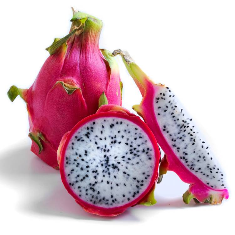 En hel pitahaya og en skive av den viser hvitt kjøtt med svarte frø inni, med en rosa ytre hud.