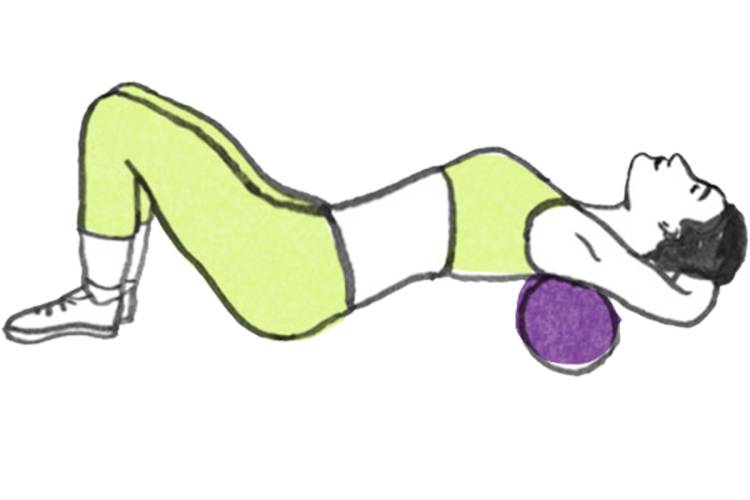 En person ligger på ryggen med en treningsball under nakken og utfører en øvelse for ryggmuskulaturen.