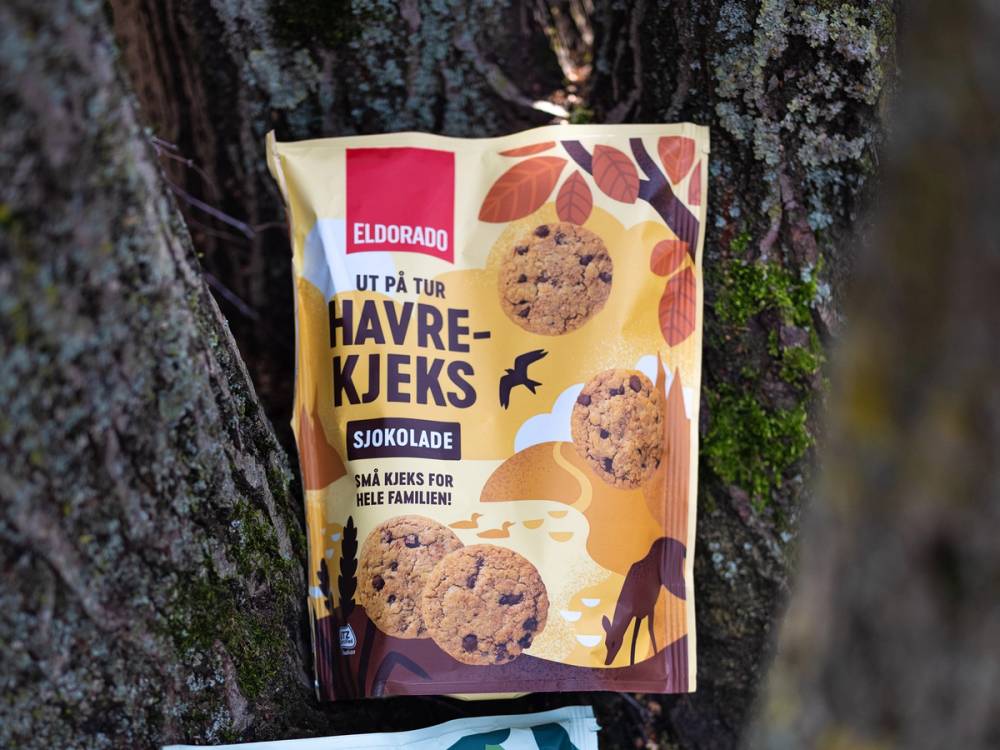 Eldorado havrekjeks med sjokolade i emballasje festet til et tre, med naturbakgrunn.