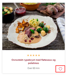 En tallerken med ovnsstekt ryperett med fløtesaus og potetmos, omgitt av grønnsaker og garnityr, på et bord med tilbehør i bakgrunnen.