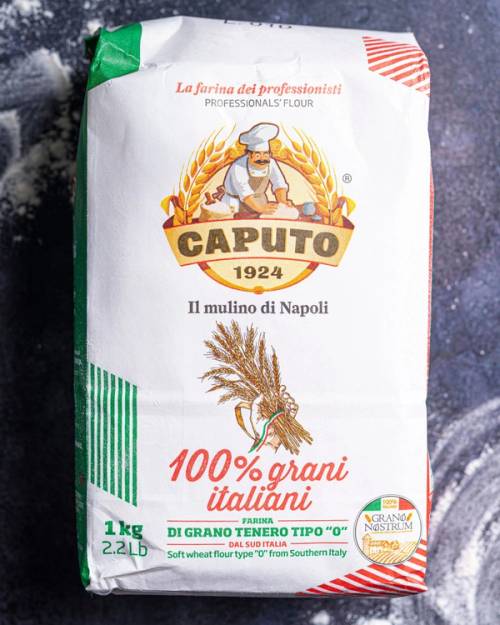 En pose med italiensk mel av merket Caputo, som viser en logo med en kokk og kornaks, og teksten '100% arani italiani'.